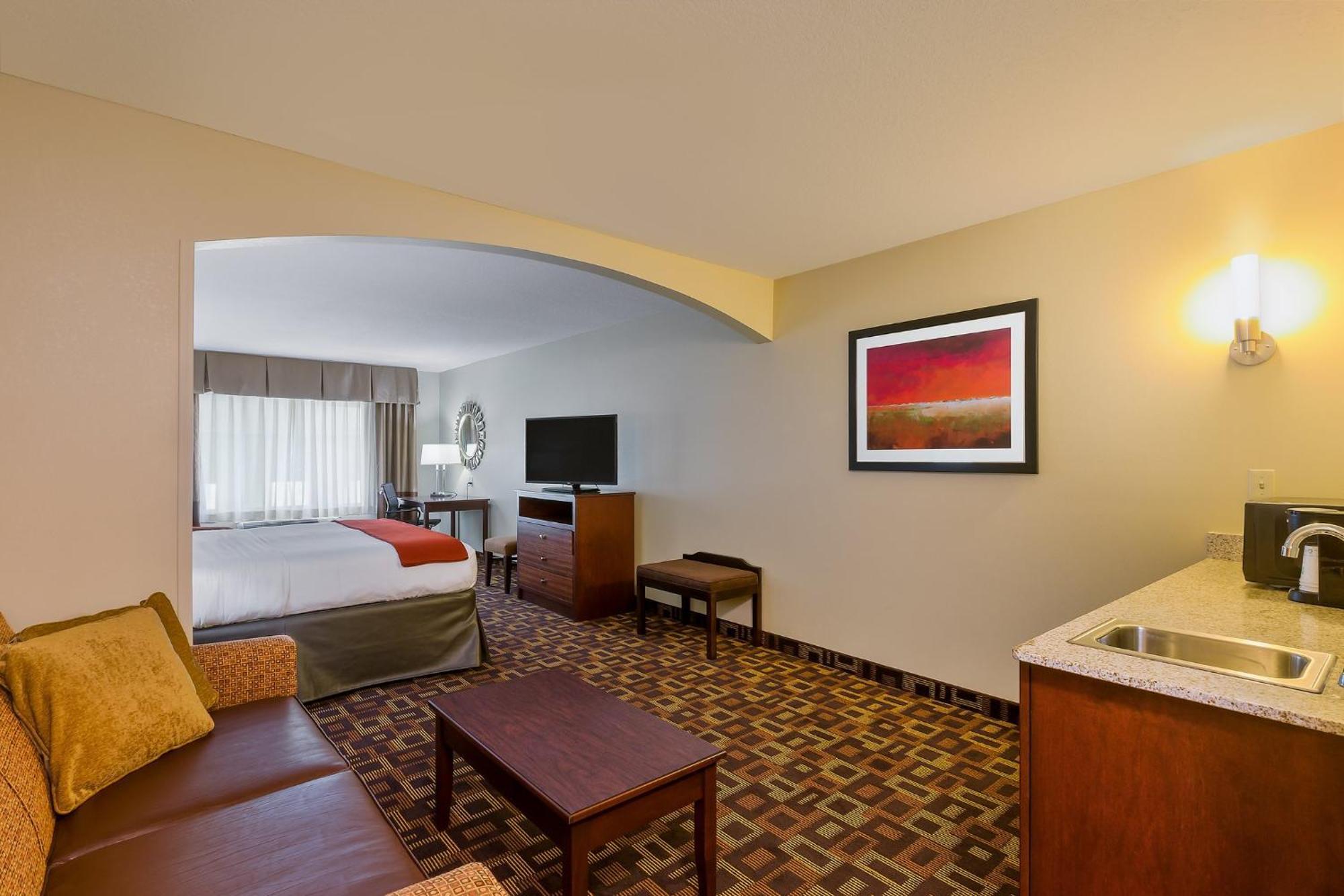 Holiday Inn Express Hotel & Suites Salina, An Ihg Hotel Exterior photo